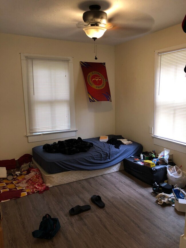 Building Photo - Large 4 Bedroom, 2 Bathroom House