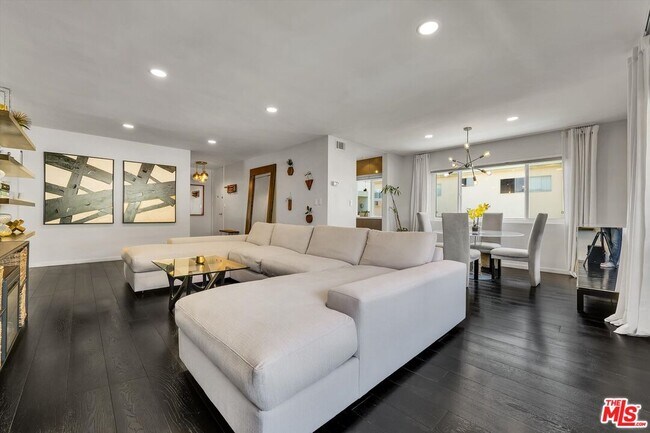 Foto del edificio - 7949 Selma Ave