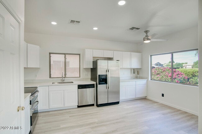 Building Photo - 1704 S 79th Glen