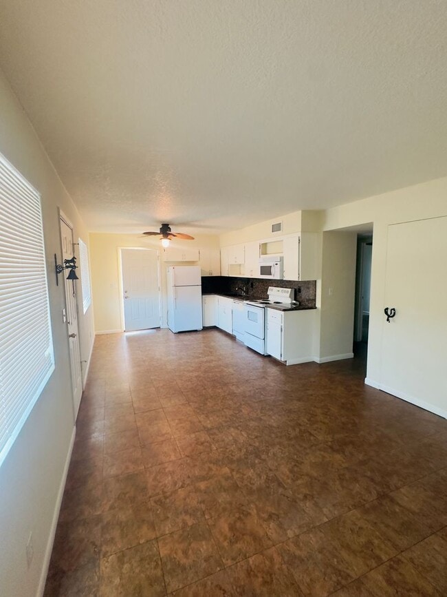 Building Photo - 2 Bed 2 Bath Duplex