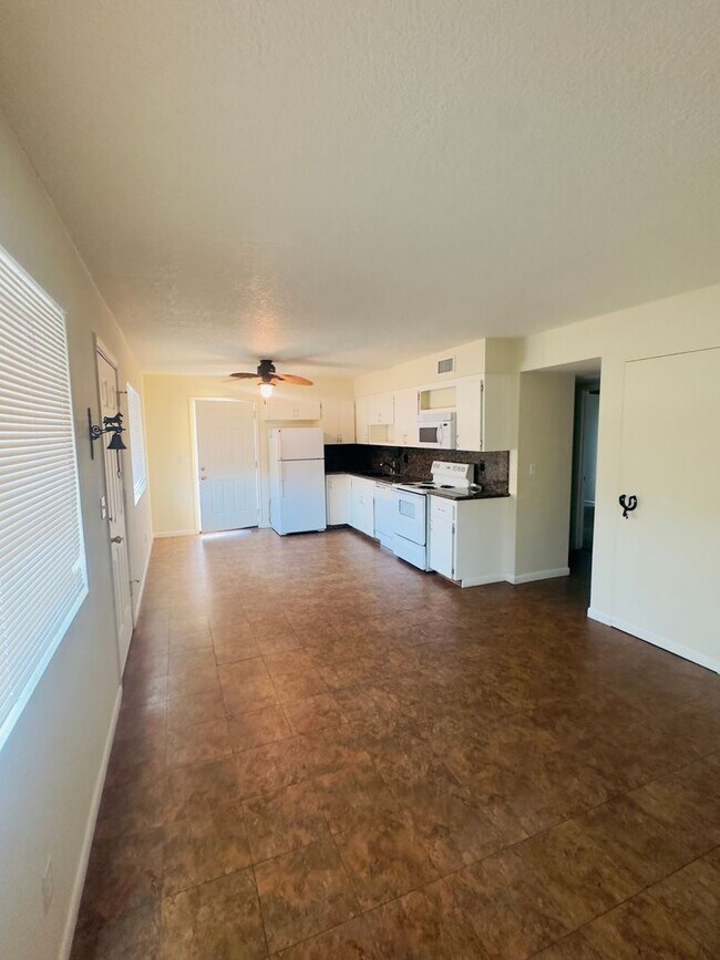 Foto del edificio - 2 Bed 2 Bath Duplex Long Term Rental!