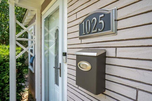Foto del edificio - 1025 McElroy Way