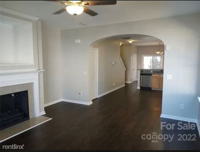 Building Photo - 2 br, 3 bath Townhome - 12653 Persimmon Tr...