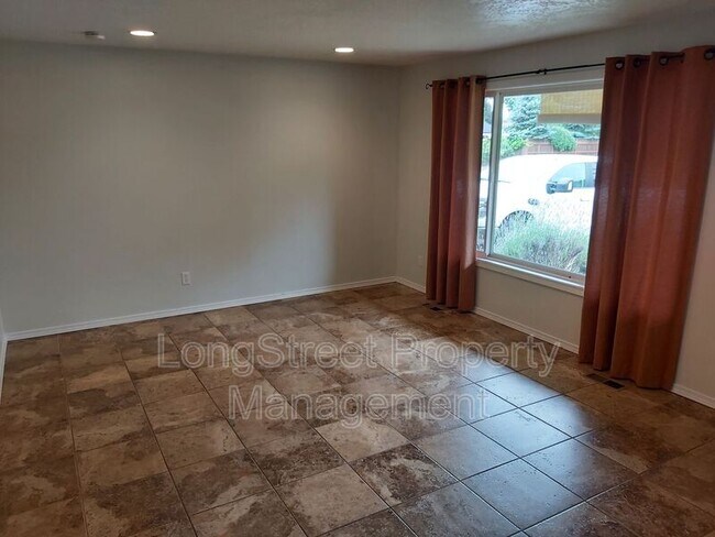Building Photo - 320 NE Cambridge Cir