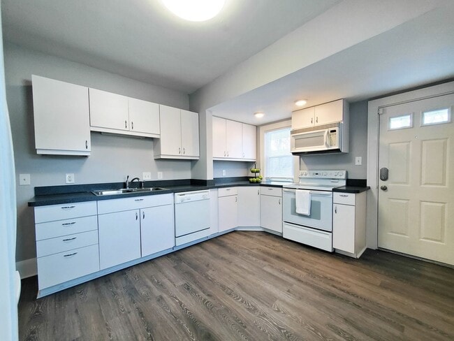 Building Photo - 5 Bed - 2 Full Bath Cape Cod for Rent!