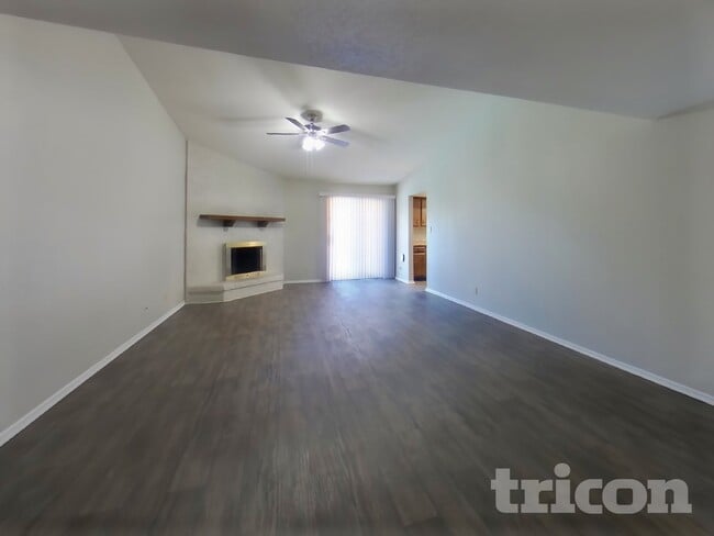 Building Photo - 4323 W Poinsettia Dr