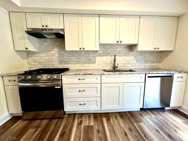 Building Photo - 17 Londonderry Dr