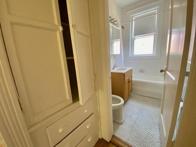 Foto del edificio - 4-Bed 2-Bath w/ H & HW Coolidge Corner