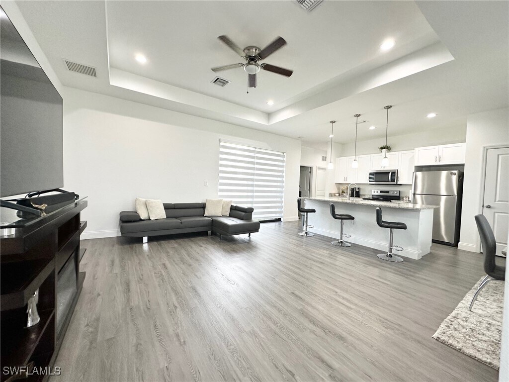 Foto principal - 933 Oxford Ave S