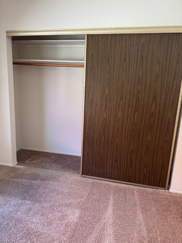 Foto del edificio - Spacious 2-Bedroom Condo in Prime Santa Clara Location - 2 Car parking spots included, in-unit la...
