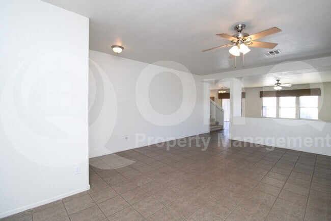 Building Photo - 1096 E Parkview Ct