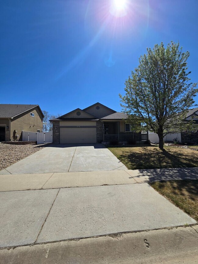 Foto del edificio - Spacious 5B/3B with Finished Basement Now Available!