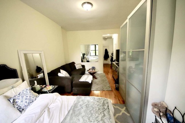 Foto del edificio - 225 E 10th St