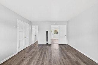 Building Photo - 445 W 15th St