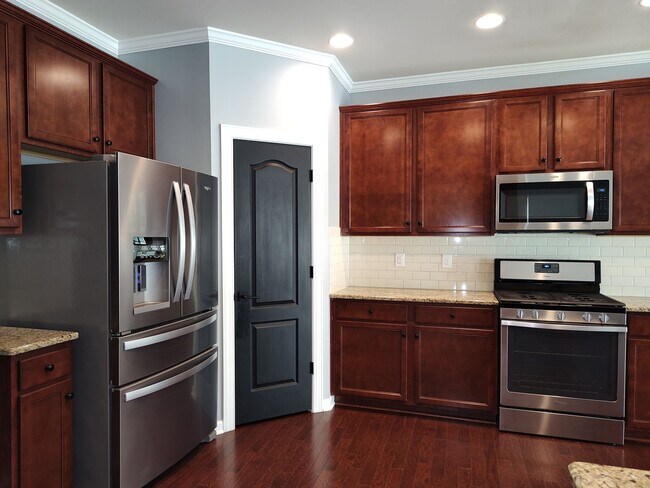 Foto del edificio - Move-in ready Townhome with in Stone Creek...