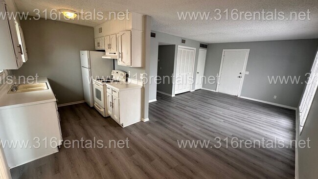 Foto del edificio - $775 - 2 bed 1 bath - Second floor Apartme...