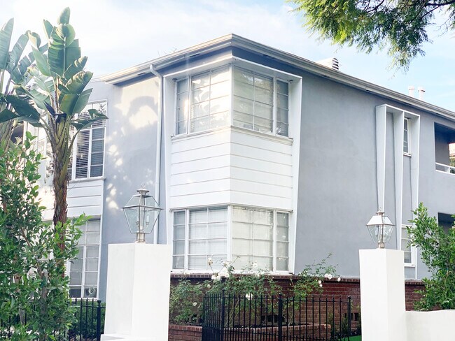 Foto del edificio - 1119 N Sweetzer Ave