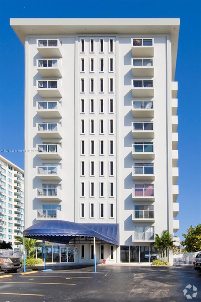 Building Photo - 5313 Collins Ave