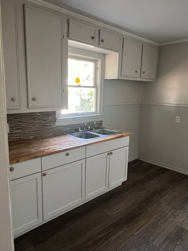 Building Photo - 2 Bedroom 1 Bath