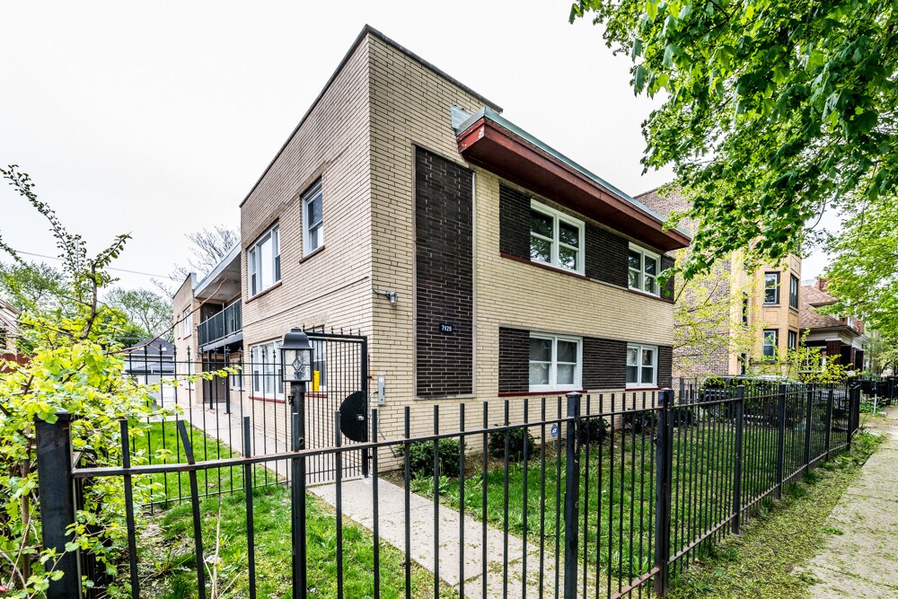 Foto principal - 7927 S Ellis Ave