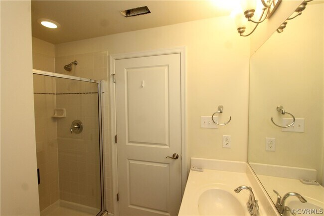 Building Photo - 3904 Redbud Rd