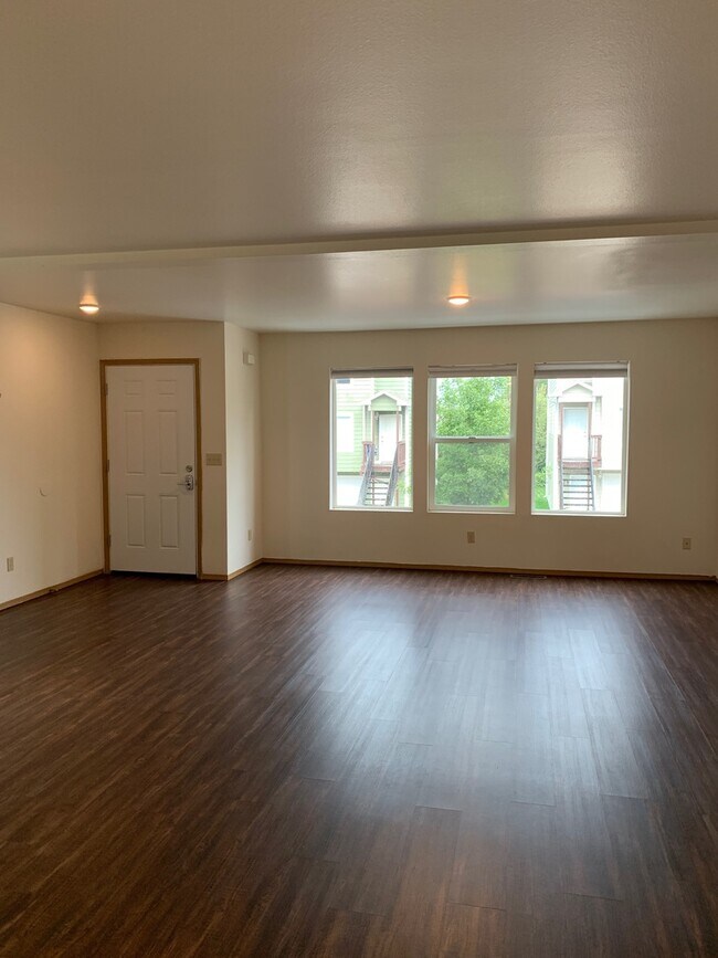 Building Photo - 4 Bed 3.5 Bath
