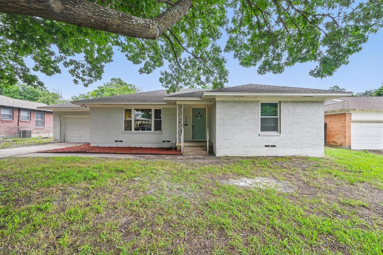 Foto principal - Newly Updated with Large Yard!