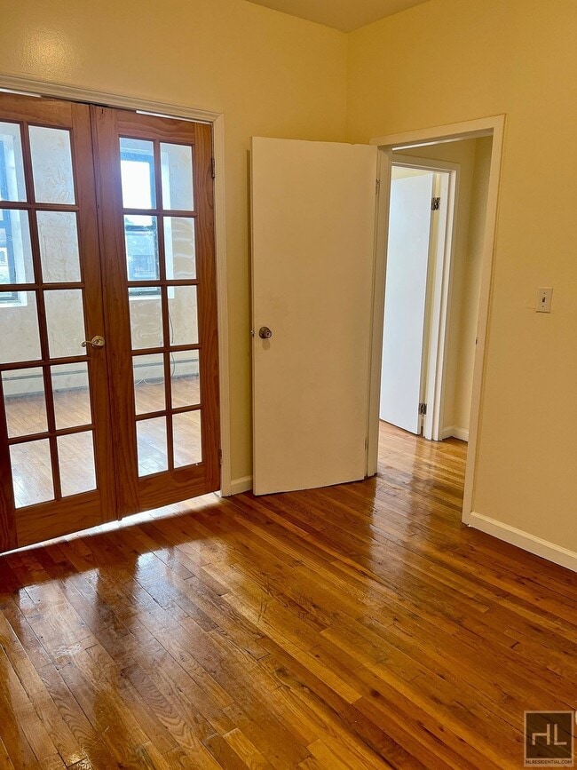 Building Photo - 4BR 1BA Historic Mixed Use Loft w/ Massive...