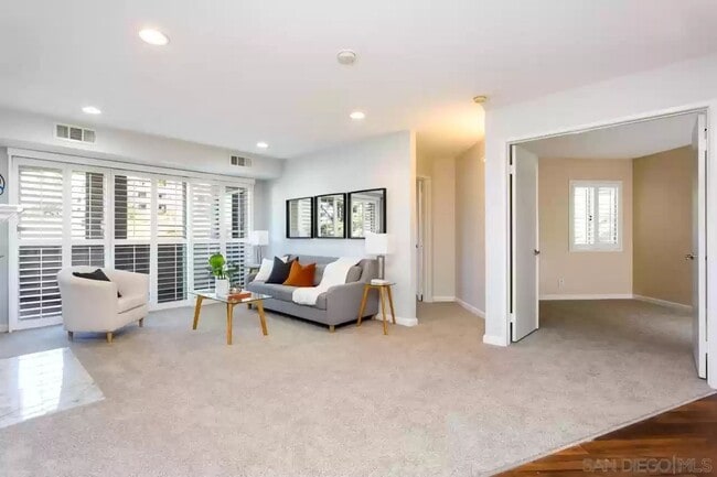 Building Photo - 3 Bed, 2 Bath Condo available in Scripps R...
