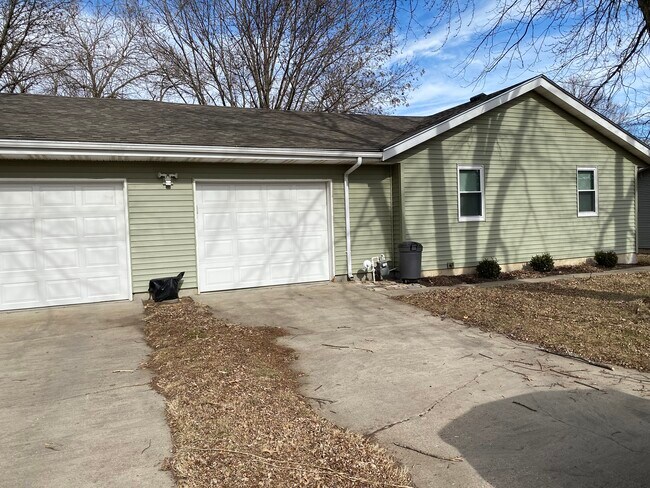 Building Photo - 1212 Elm Hills Blvd