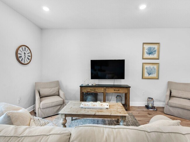 Foto del edificio - Brand New Furnished Townhome located just ...