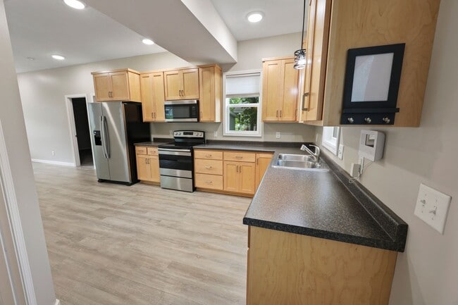 Foto del edificio - 4 Bedroom House for Rent