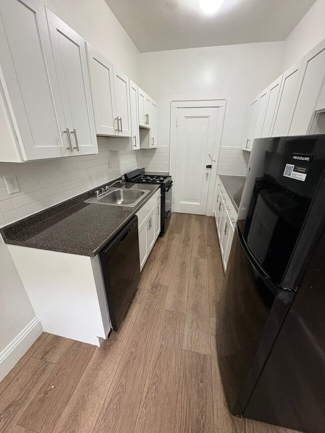 Building Photo - Beautiful spacious unit with great location in Brookline available NOW!