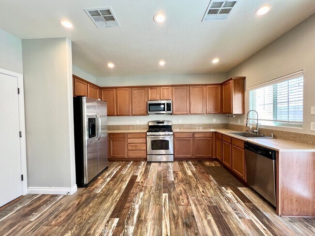 Building Photo - BEAUTIFUL 3BD/2.5BA HOME IN MOUNTAIN'S EDG...