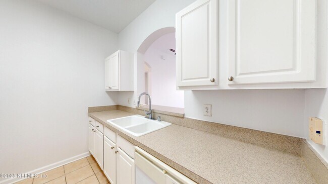 Foto del edificio - 7990 Baymeadows Cir E