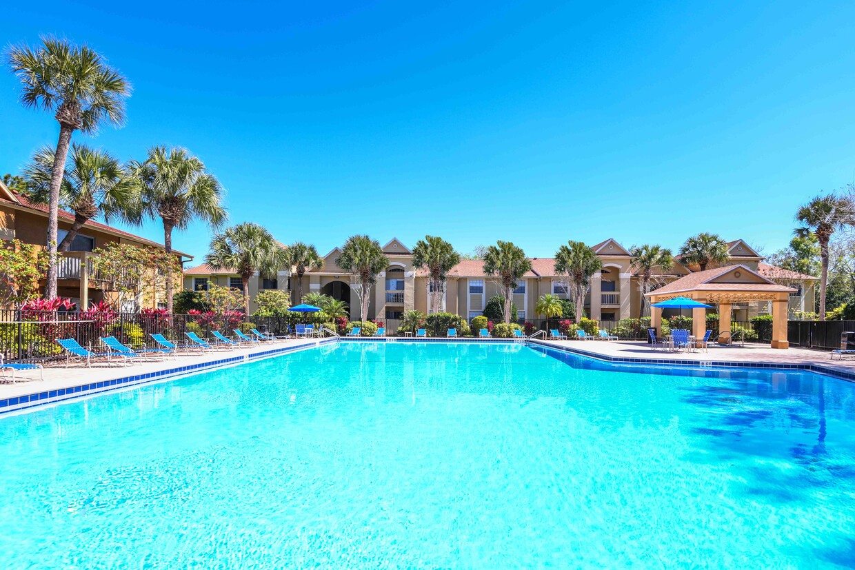 Gran piscina estilo resort y terraza para tomar el sol - Summerlin at Winter Park Apartments