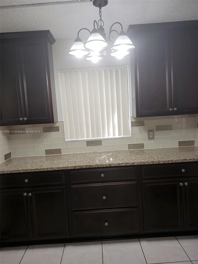 Foto del edificio - 708 SW 24th St