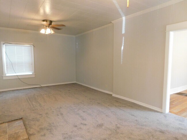 Building Photo - Lots of character in this 3 bedroom/1 bath...