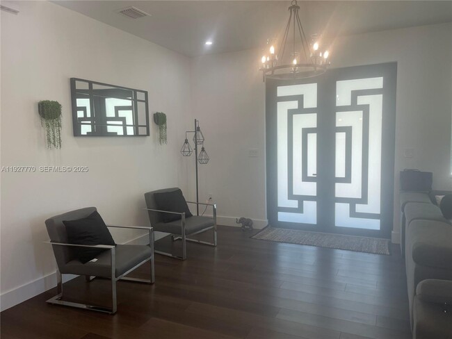 Foto del edificio - 675 N Romero St