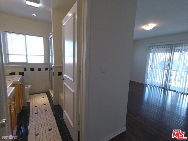 Building Photo - 3 br, 3 bath Condo - 435 S Palm Dr Apt 5