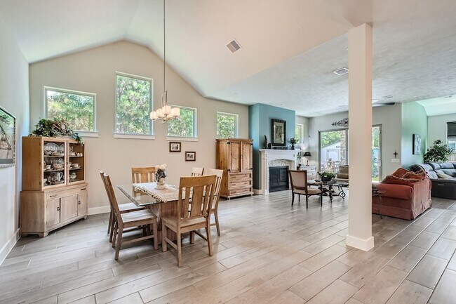 Building Photo - 13224 N Salmon River Cir