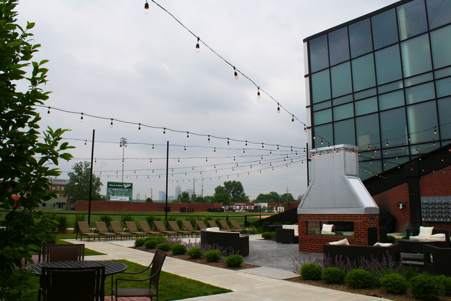 Patio con parrillas y chimenea - Stadium Lofts & Flats