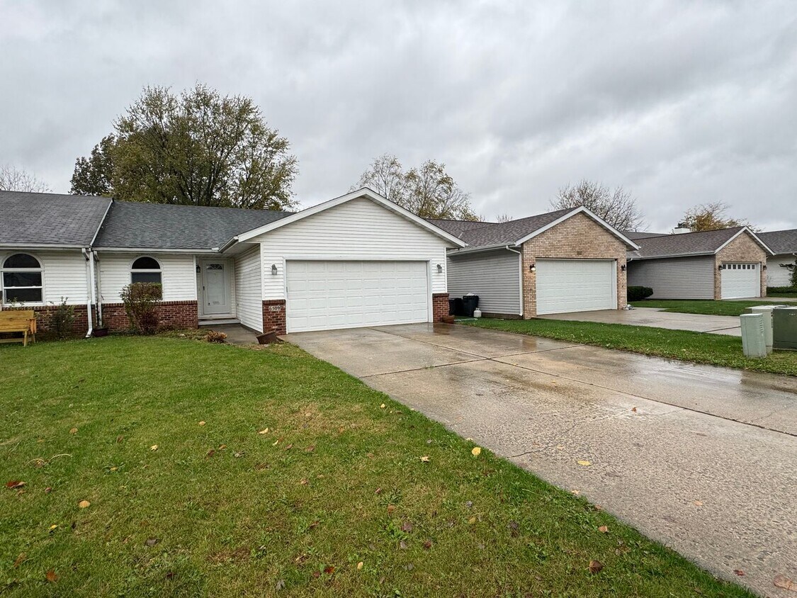 Primary Photo - Spacious 2 Bed, 2 Bath Home with Fireplace...