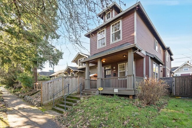 Foto del edificio - Beautiful 3-bdrm/2.5-bath contemporary craft home w/ lots of character. A/C, fireplace, fenced ba...