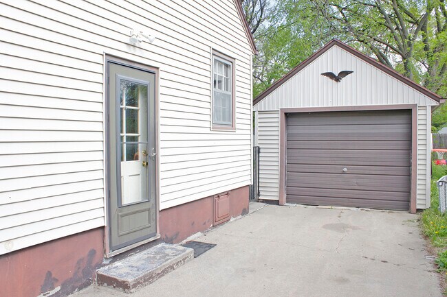 Building Photo - 1219 4th St