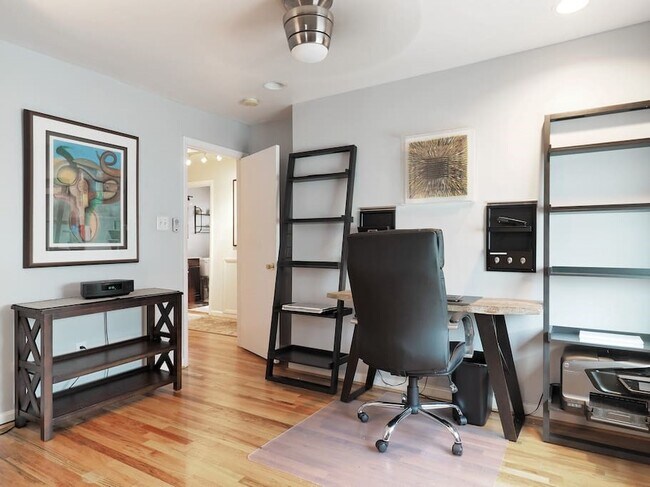 La segunda habitación se utiliza como oficina. - 1301 Chillum Rd