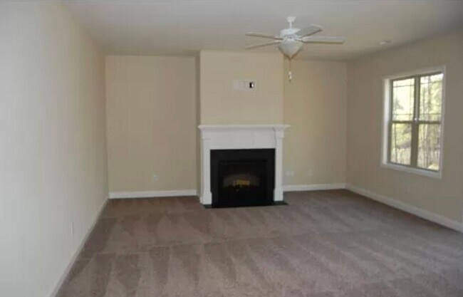 Foto del edificio - Spacious 4-Bedroom Home with Bonus Room in...