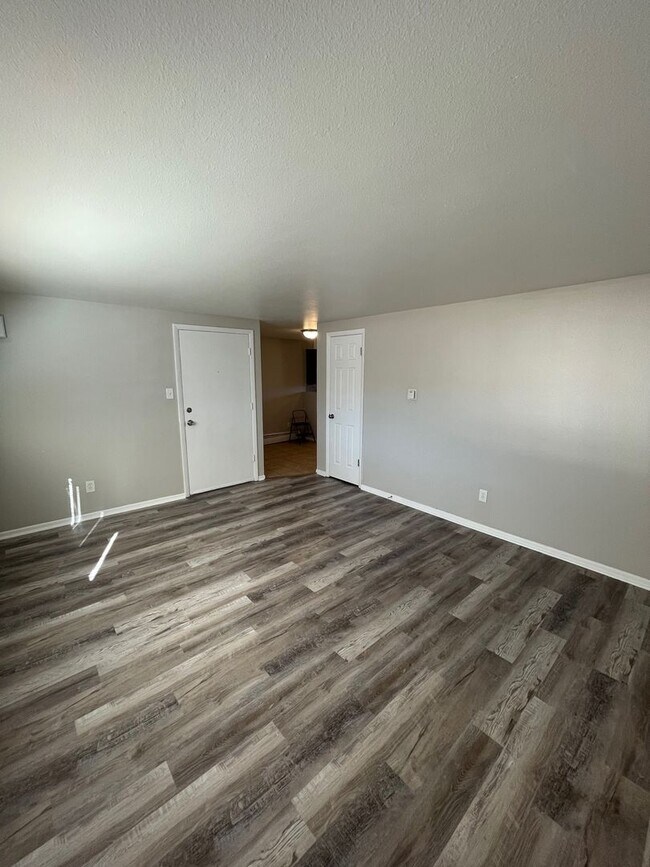 Building Photo - 1st Floor 3 Bedroom Apartment Available June!