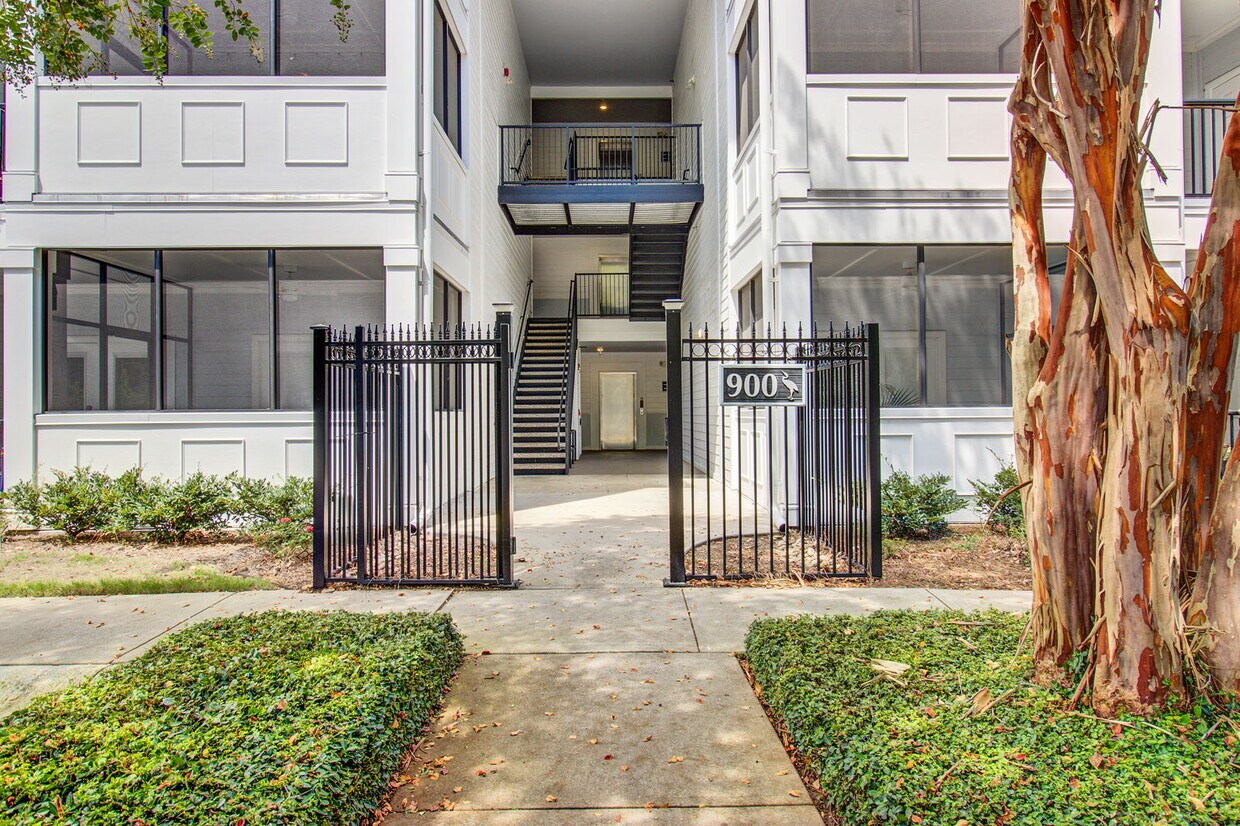Foto principal - 1025 Riverland Woods Pl