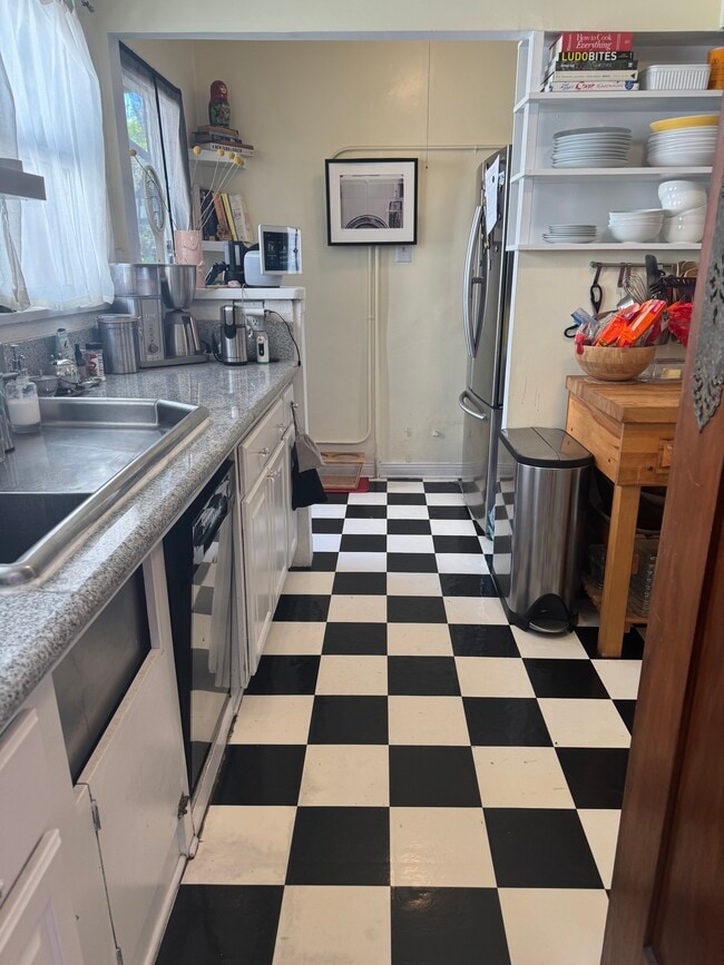 kitchen - 622 N Orange Dr